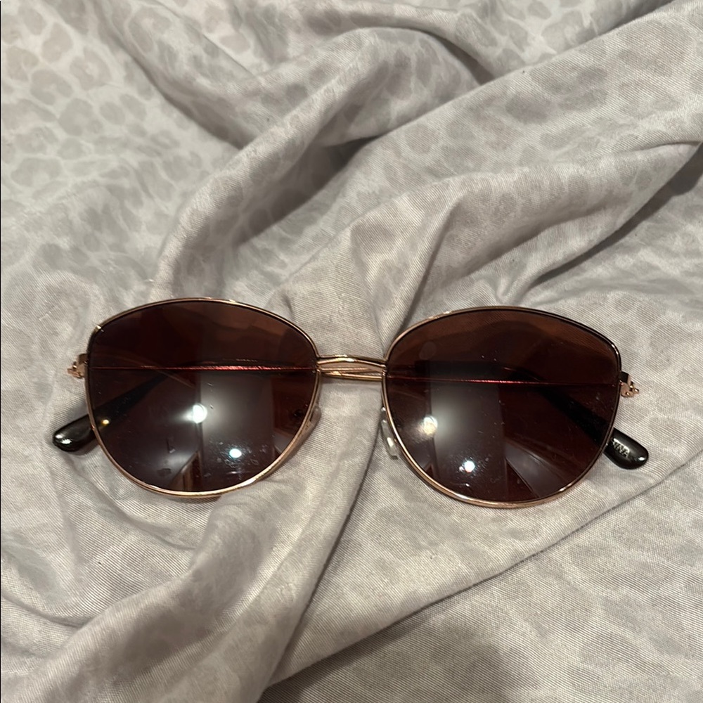Elegant Gold and Brown Sunglasses
